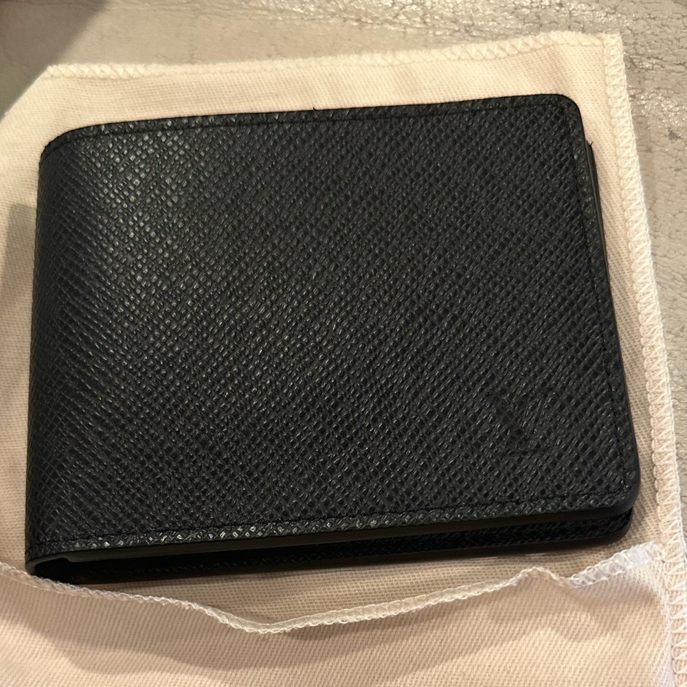 Men’s black Louis Vuitton wallet